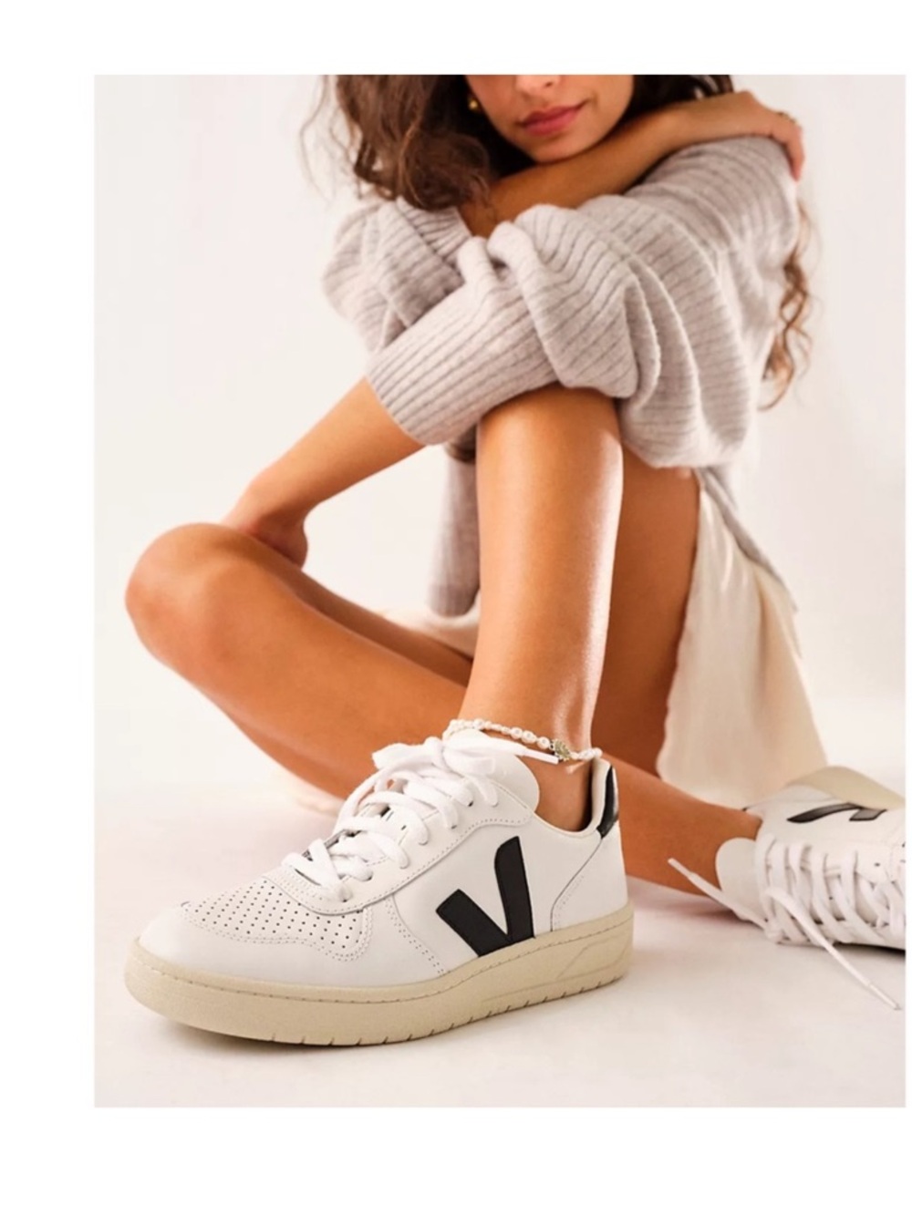 VEJA V-10 Sneakers Women's White and Black SHOES Size 39 / 8